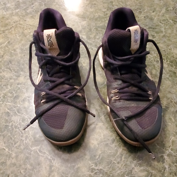 Kyrie 3 Size 6.5 Youth - Picture 1 of 3